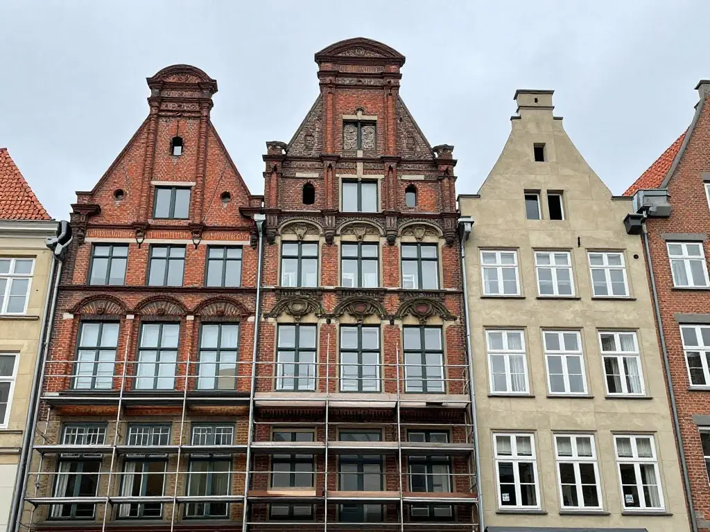 Altbau Sanierung in Bremen zeigt historische Fassade während Renovierungsarbeiten