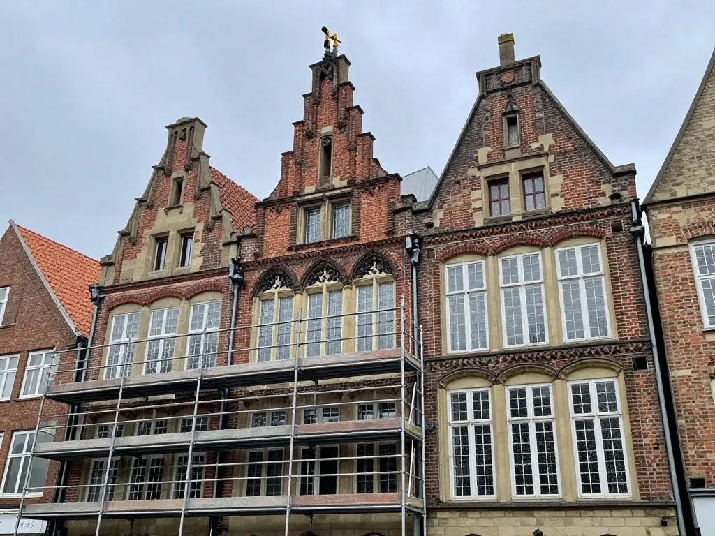 Denkmalgeschütztes Gebäude in Bremen während behutsamer Sanierungsarbeiten