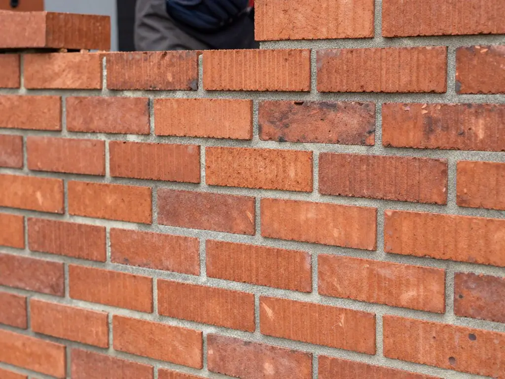 Detailaufnahme professioneller Klinkerarbeiten an Hausfassade