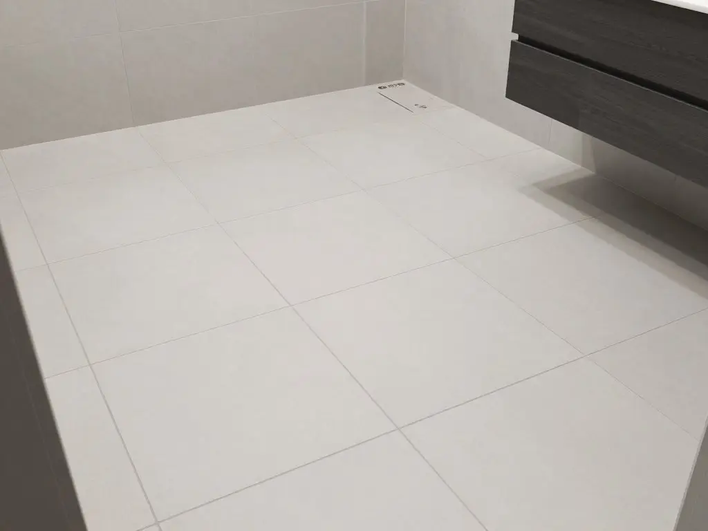 Fertig verlegte Bodenfliesen in modernem Badezimmer in Bremervörde
