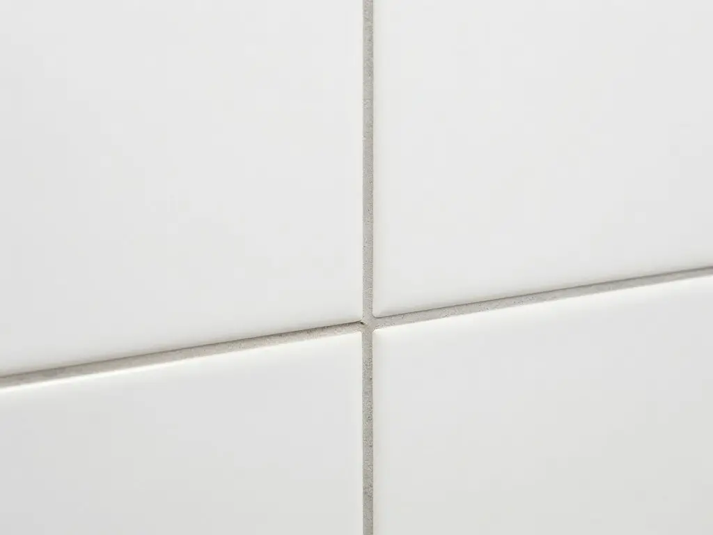 Nahaufnahme von Fliesenfugen in Badezimmer, professionell verfugt