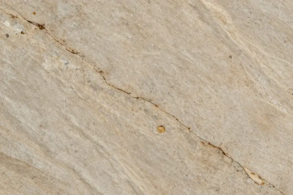Nahaufnahme von Naturstein-Fliesen mit sichtbarer Maserung und Textur