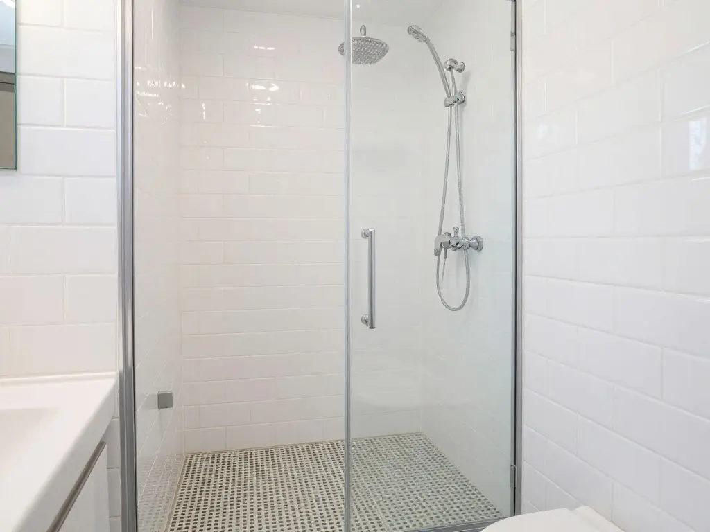 Renoviertes Badezimmer mit neuen Wandfliesen und bodengleicher Dusche in Weyhe
