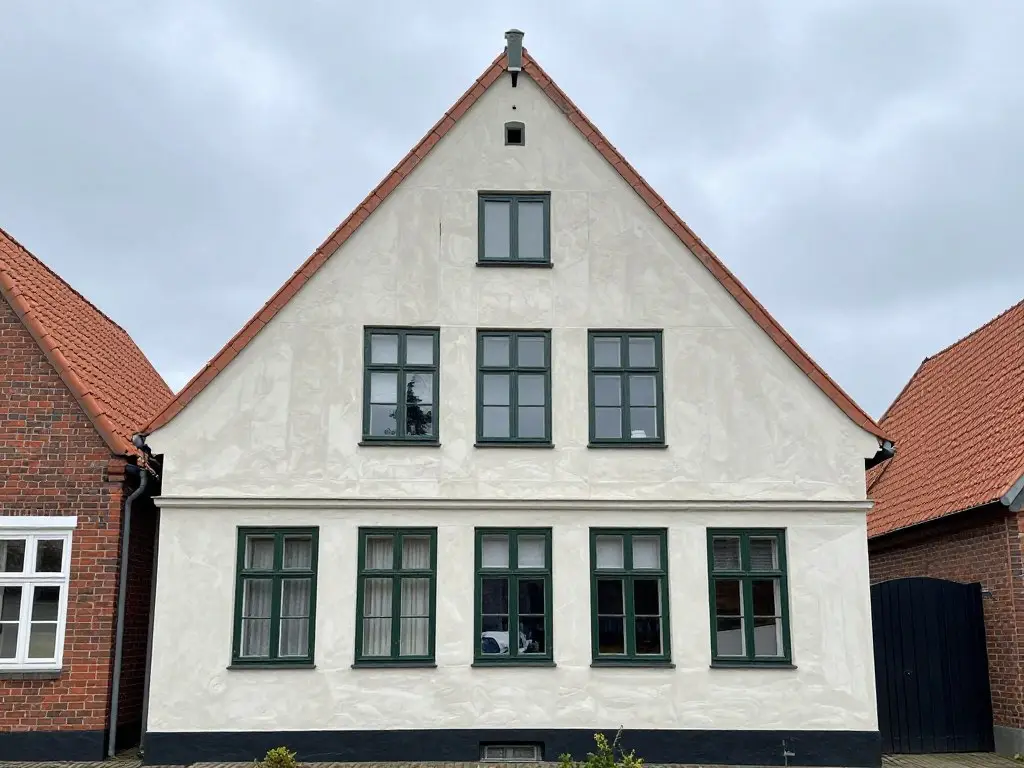 Typisches norddeutsches Wohnhaus in Osterholz-Scharmbeck mit frisch verputzter Fassade