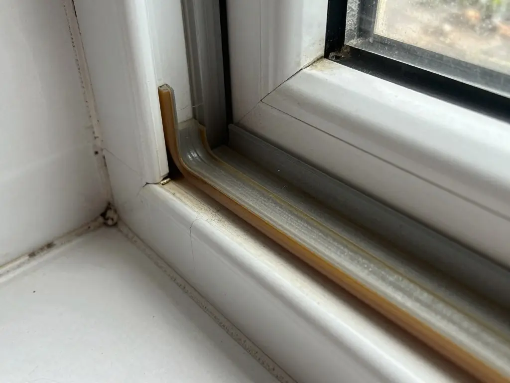 Verschlissene Fensterdichtung muss ersetzt werden