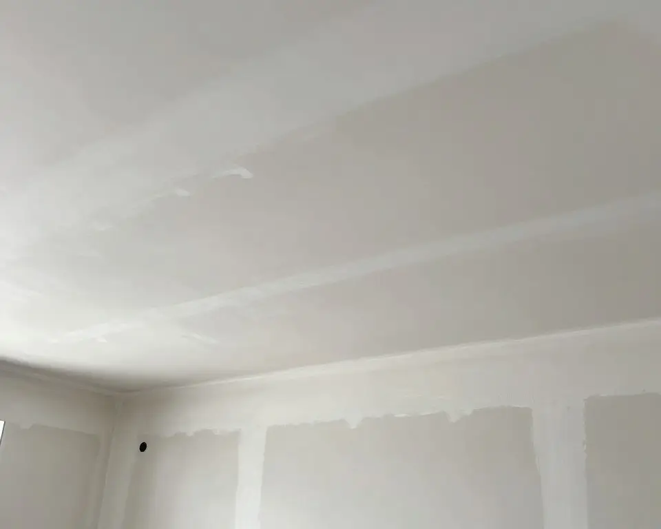 Verspachtelte Gipskartonwand vor dem Streichen